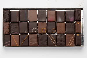 Coffret de chocolat T2 assortiment de 27 bonbons de chocolat noir et lait.