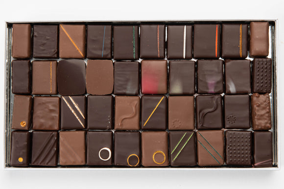 Coffret de chocolat T3 assortiment de 40 bonbons de chocolat noir et lait.