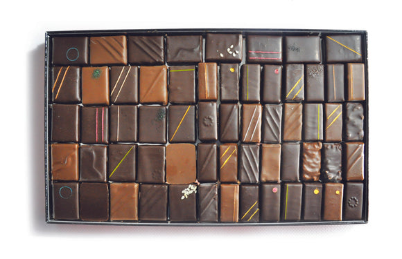 Coffret de chocolat T4 assortiment de 56 bonbons de chocolat noir et lait.